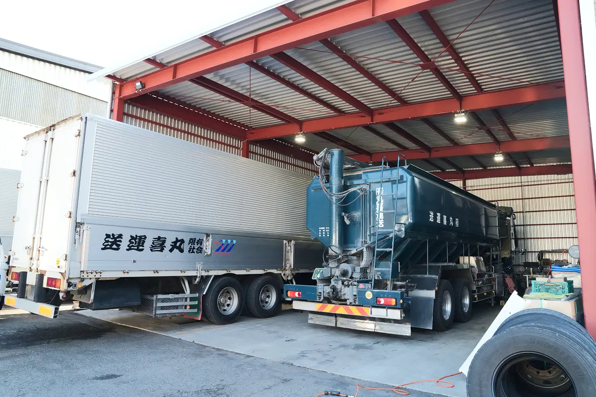 倉庫内で整然と並ぶ運送会社のトラック