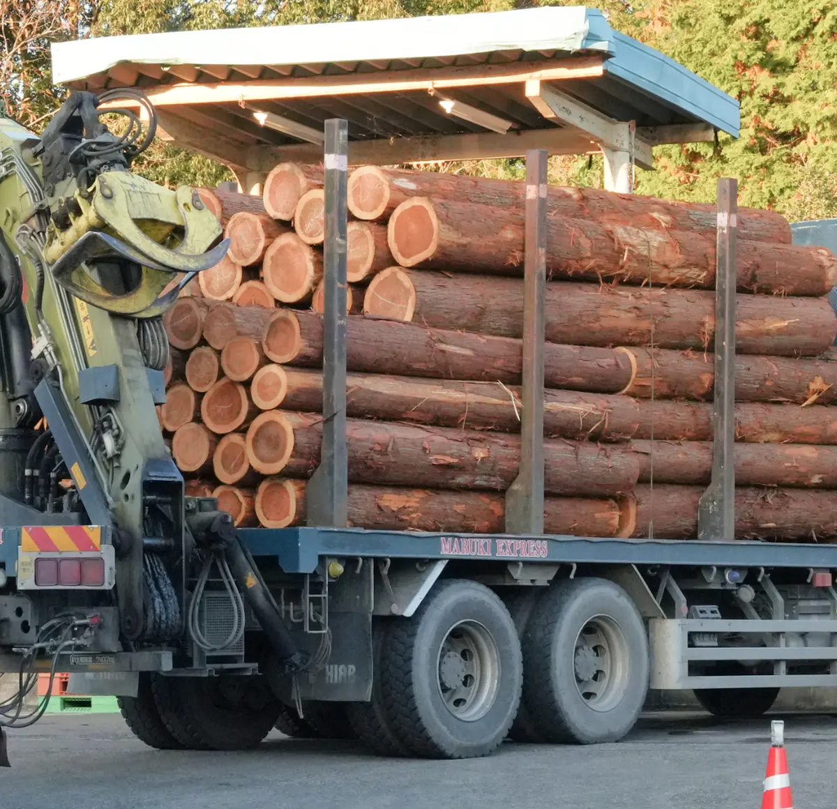 荷台に乗っている木材